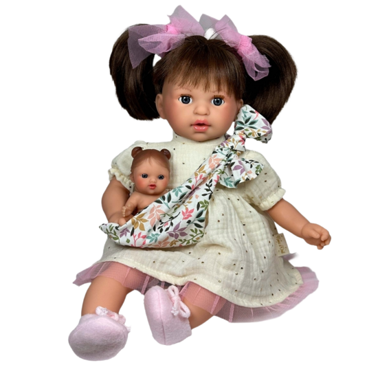 Lelle Alekss ar bērnu un krēma krāsas kleitu